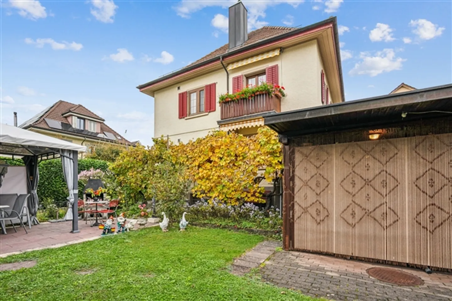 Casa unifamiliare elegante con atmosfera accogliente e giardino ben curato - Foto 3 di 13