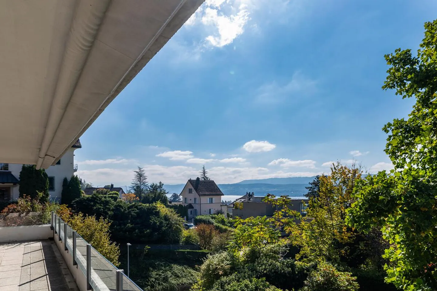 Küsnacht: Mehrfamilienhaus mit flexiblen Nutzungsmöglichkeiten - Foto 2 di 6