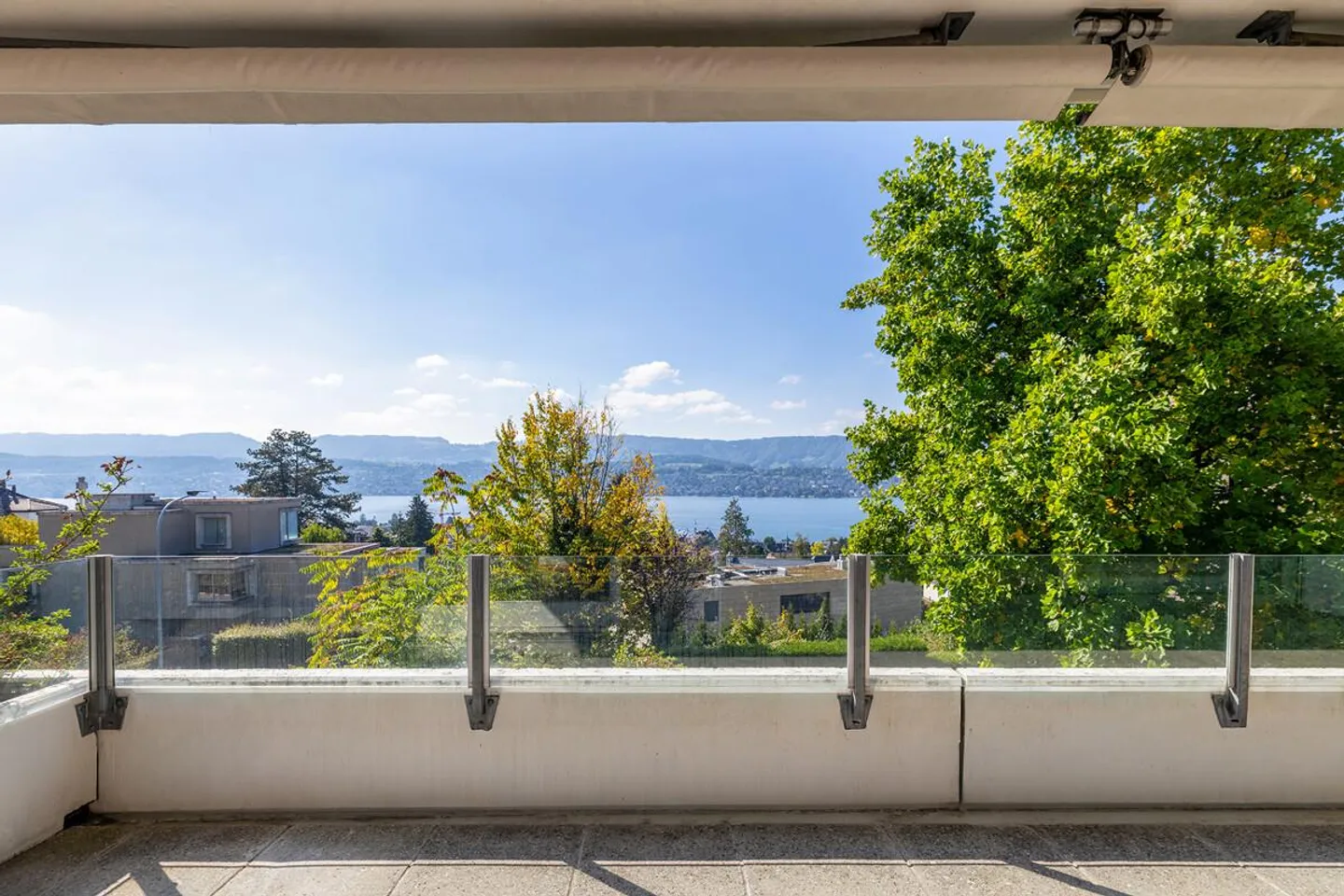 Küsnacht: Mehrfamilienhaus mit flexiblen Nutzungsmöglichkeiten - Foto 3 di 6