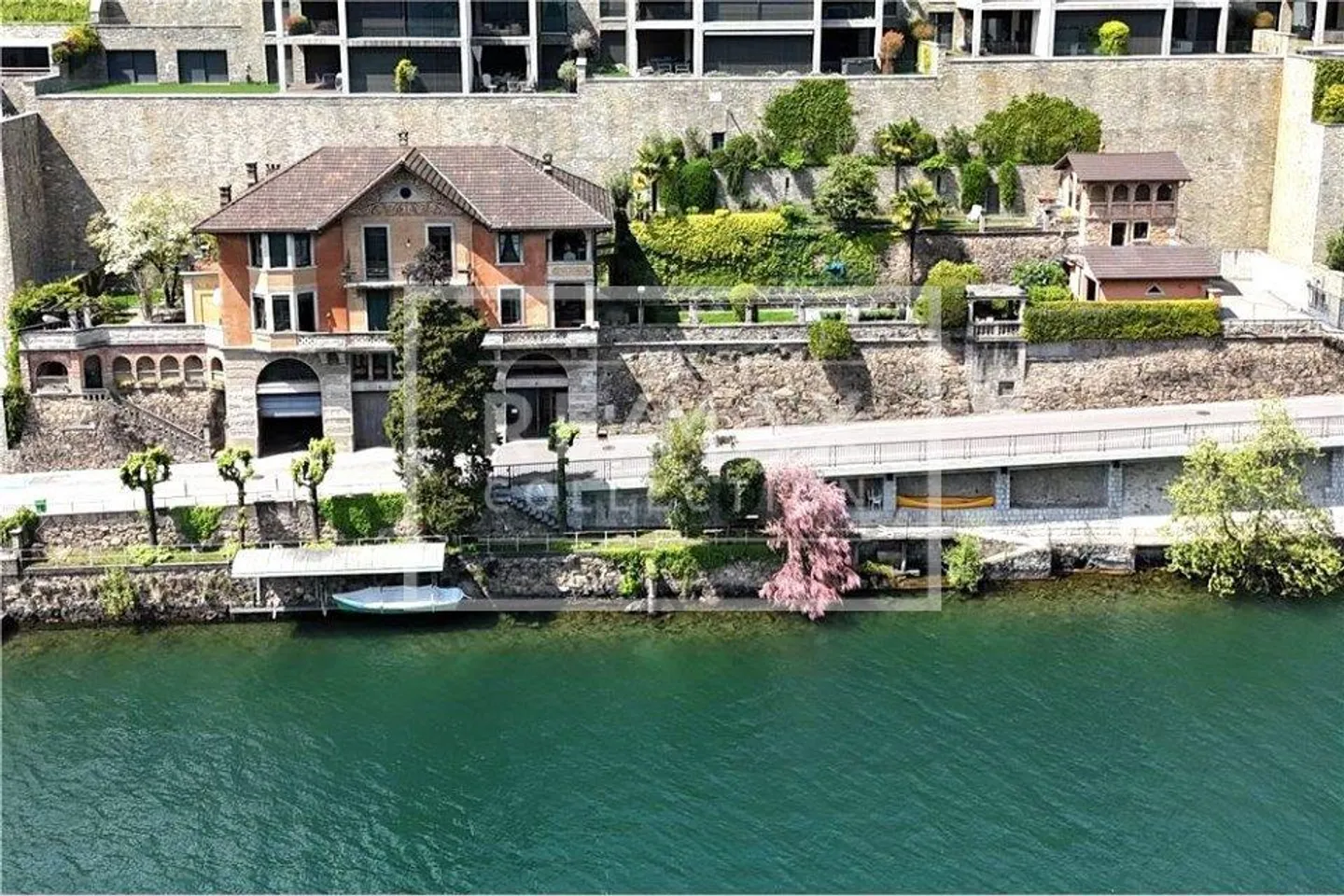 Villa con 12 stanze - Foto 3 di 13