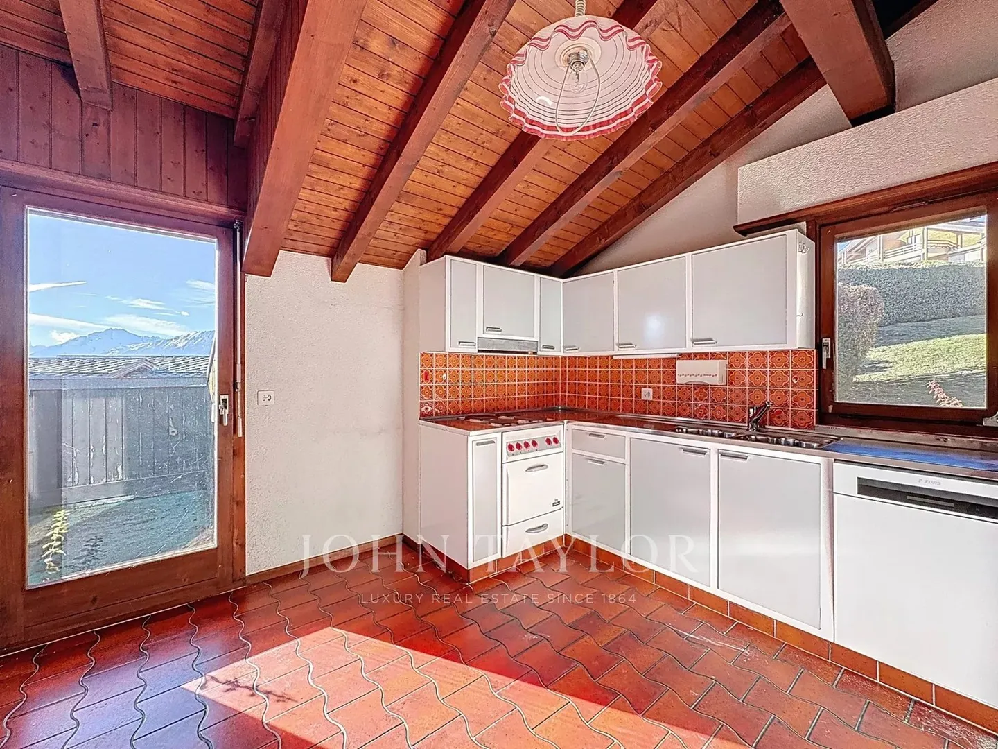 Chalet with a View and Great Potential - Crans-Montana - Photo 10 of 13