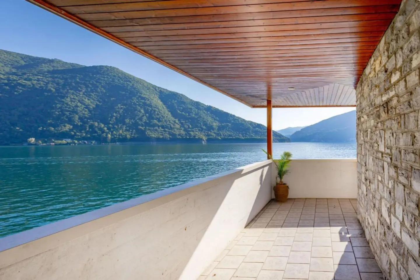 Villa am See mit privatem Dock - Foto 15 von 17