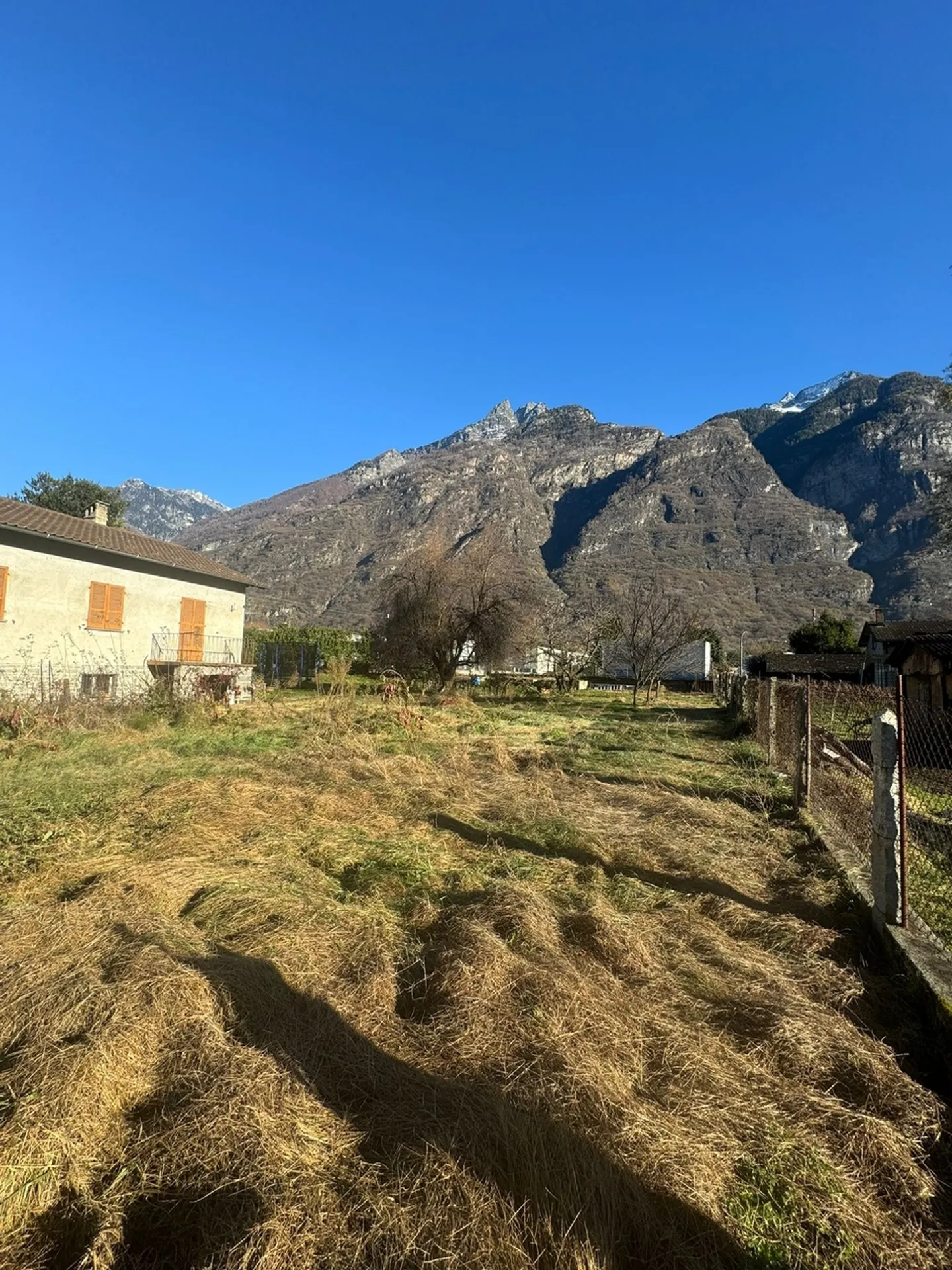 Baugrundstück mit Haus - Foto 1 von 3