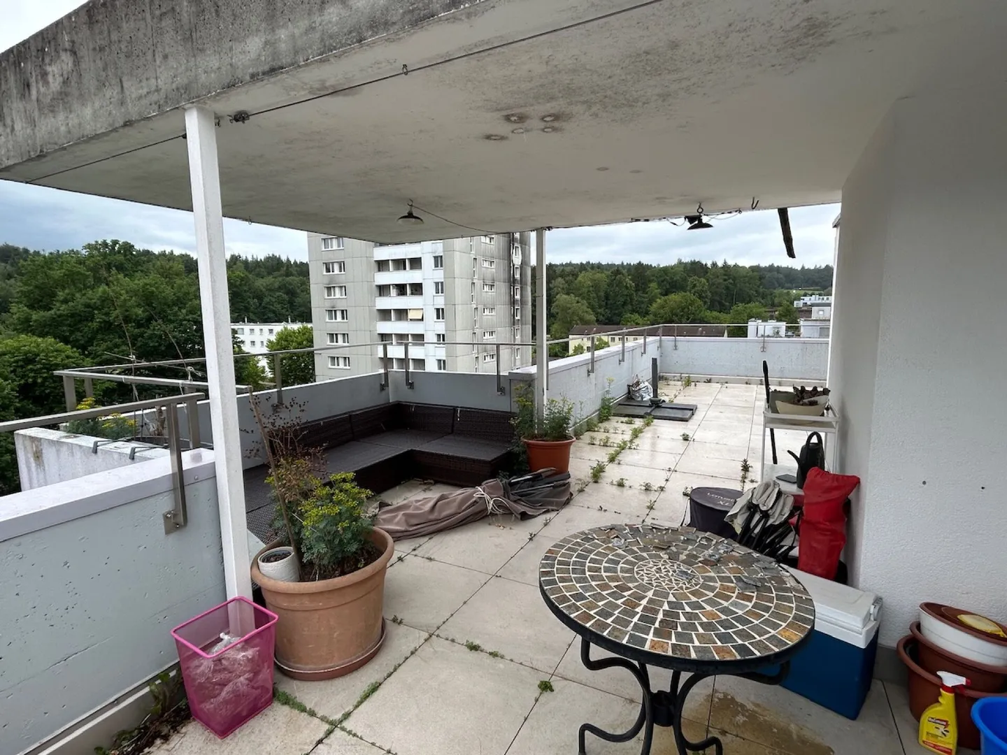 Light-flooded apartment with a view of greenery and large balcony - Photo 8 of 9