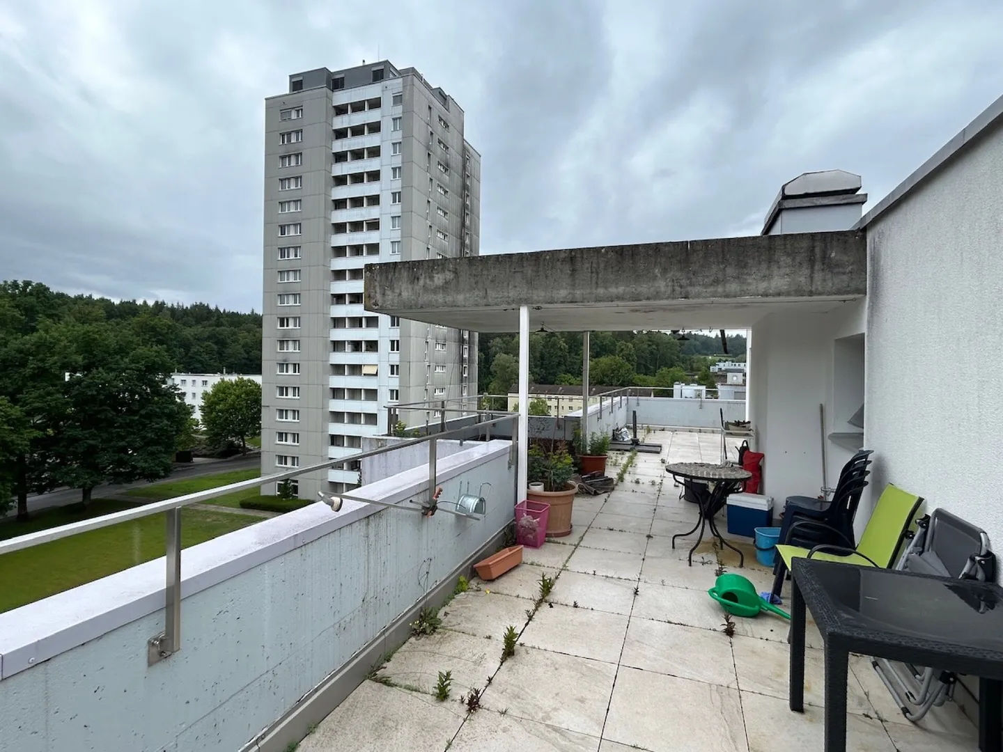 Light-flooded apartment with a view of greenery and large balcony - Photo 9 of 9