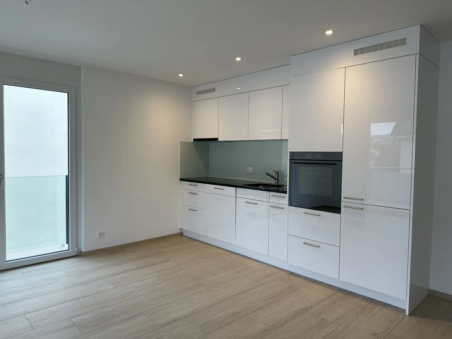Appartamento moderno e attraente di 2,5 locali a Reinach - con balcone e torre di lavaggio privata - Foto 1 di 15