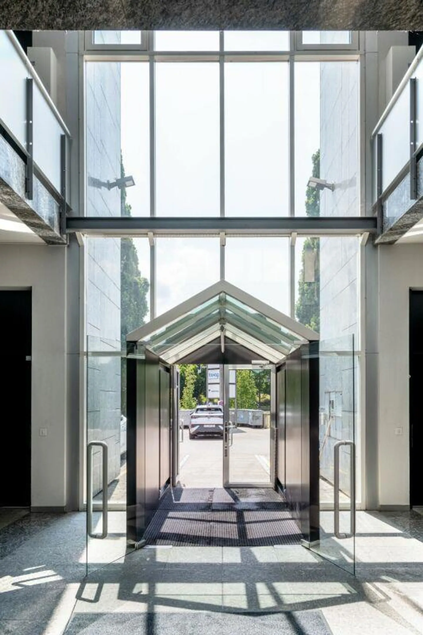 Work successfully, with joy and sunshine. - Photo 11 of 13