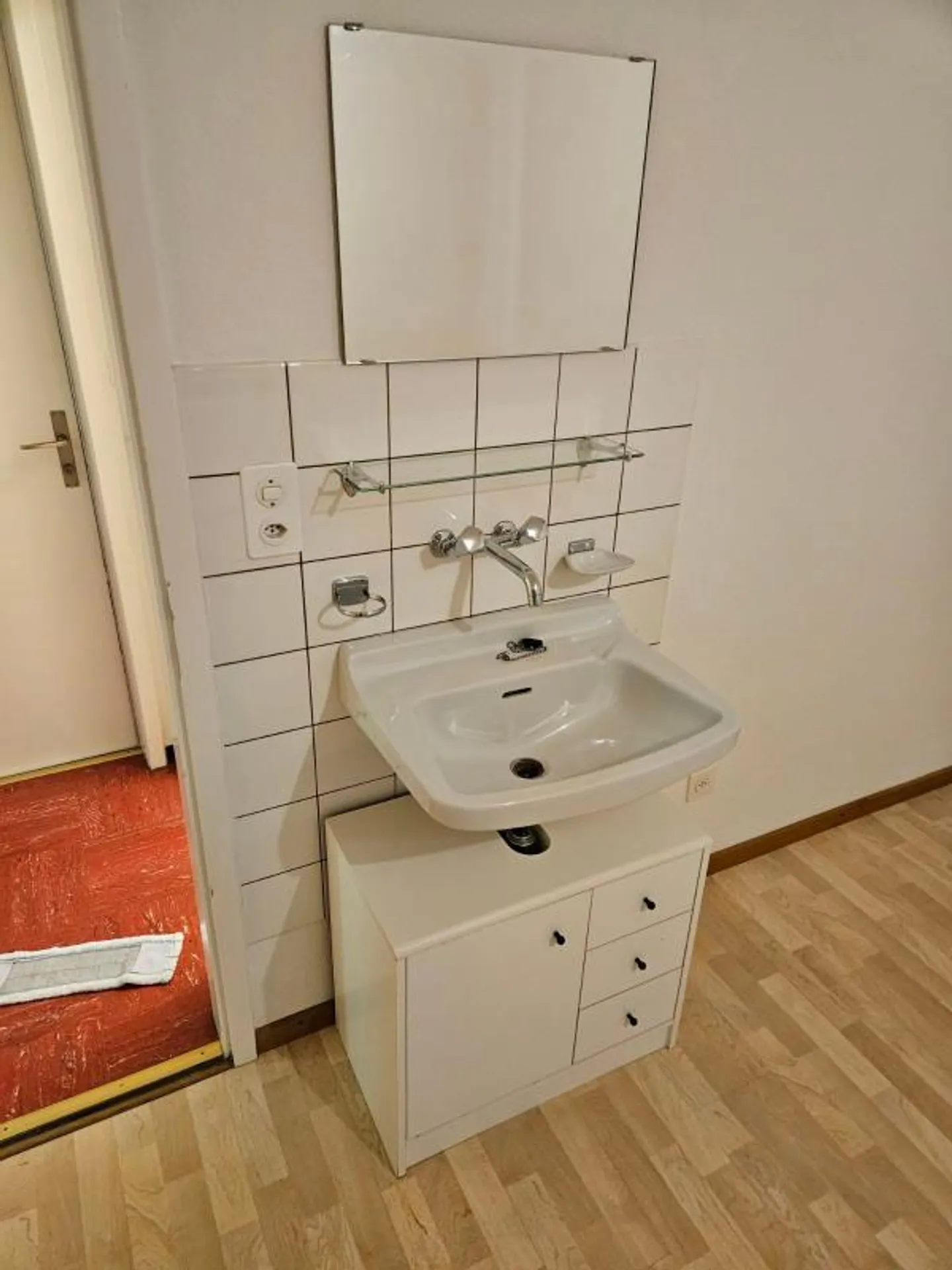 Quiet 2-room apartment with lake view - Photo 4 of 5