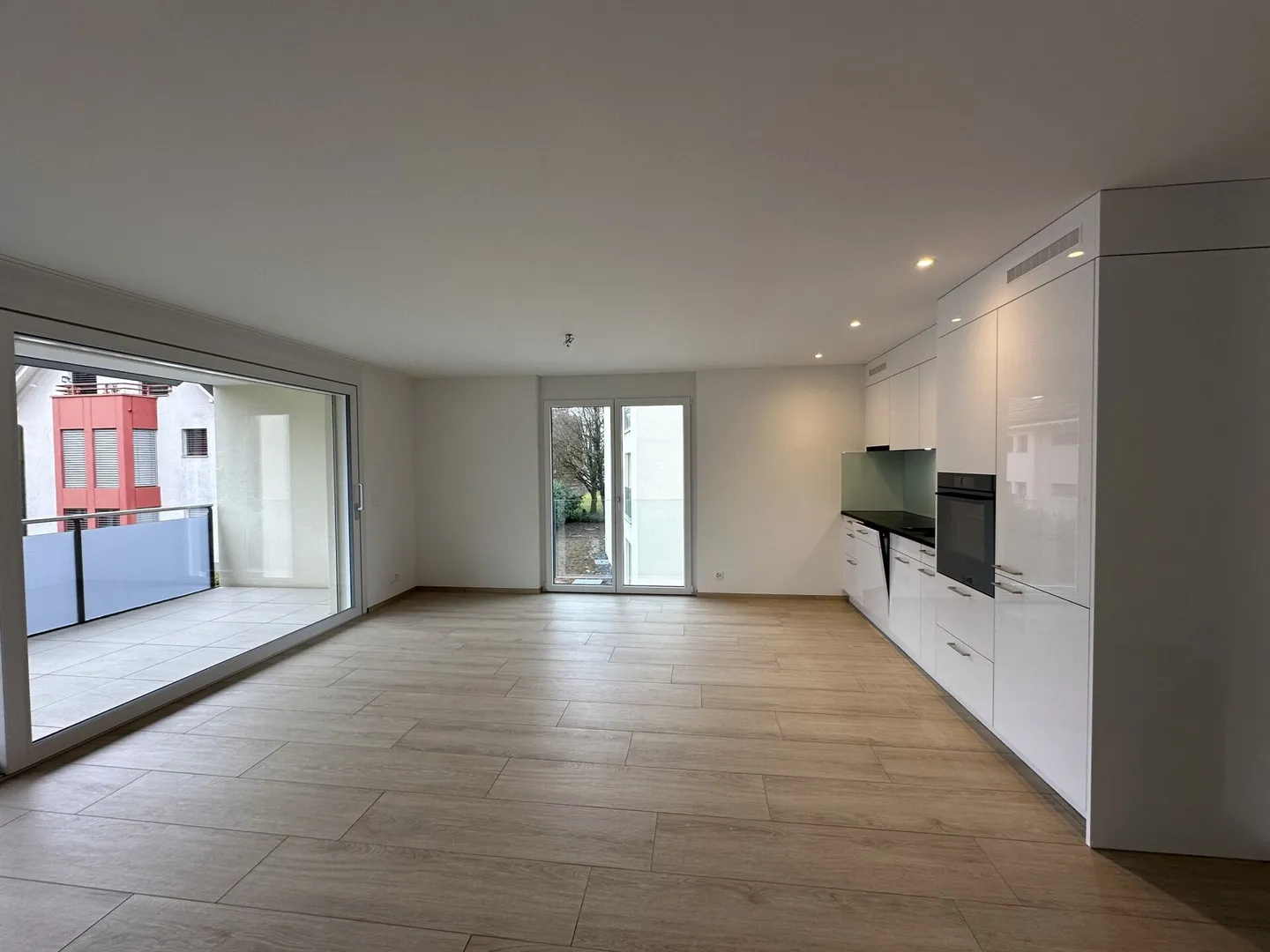 Appartamento moderno e attraente di 2,5 locali a Reinach - con balcone e torre di lavaggio privata - Foto 2 di 15
