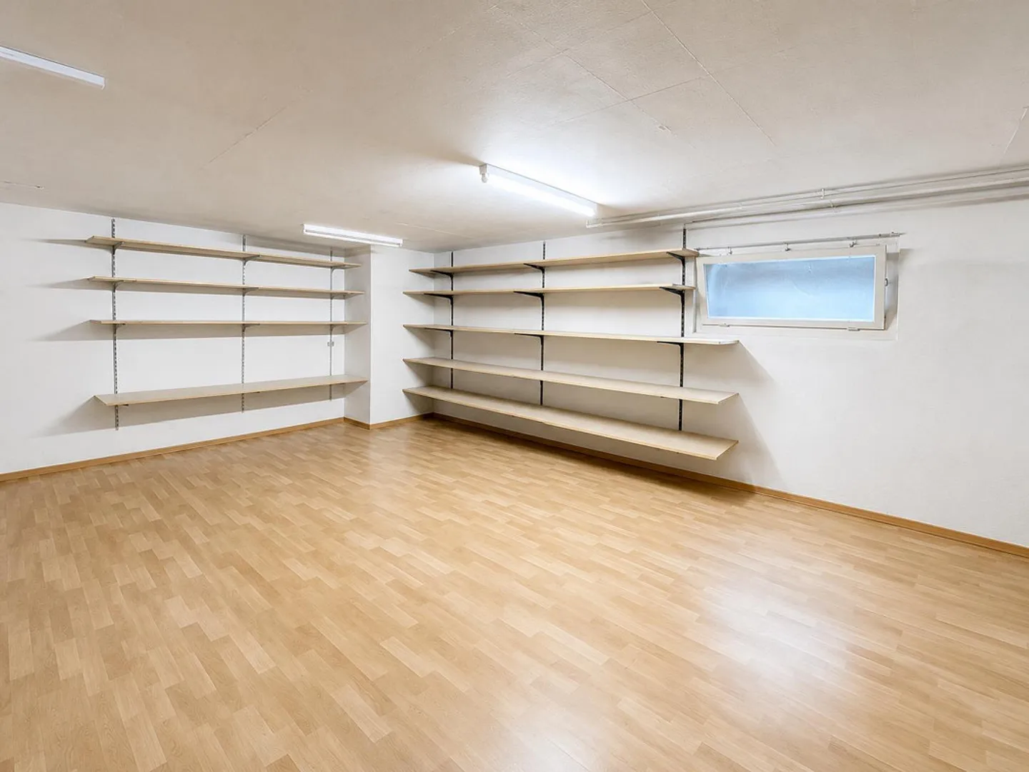 Grand espace de loisirs avec trois pièces séparées - utilisation polyvalente - Photo 1 sur 5