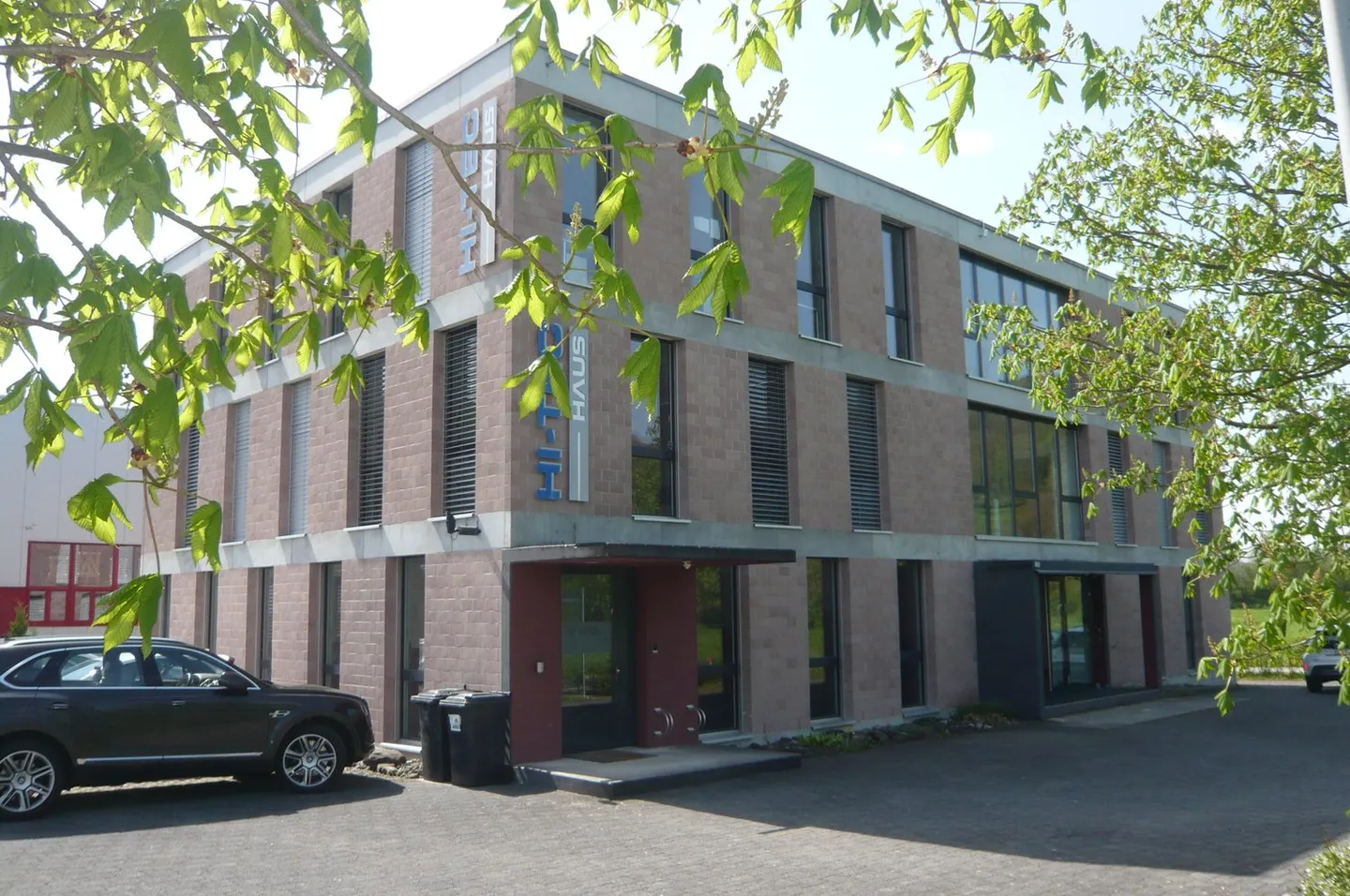 Spazio ufficio in un edificio commerciale/rappresentativo - Foto 1 di 8