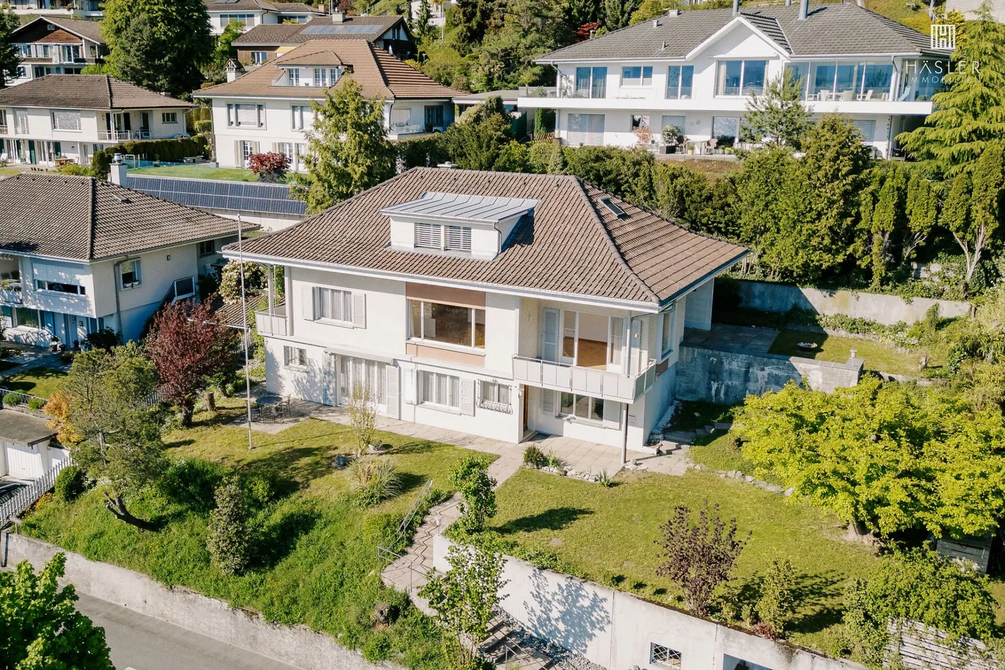 Maison bi-familiale avec vue panoramique sur le lac de Thun et la chaîne des Alpes - Photo 1 sur 10