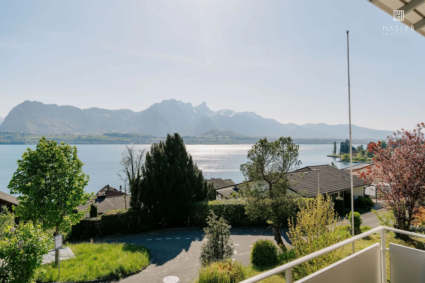 Maison bi-familiale avec vue panoramique sur le lac de Thun et la chaîne des Alpes - Photo 4 sur 10