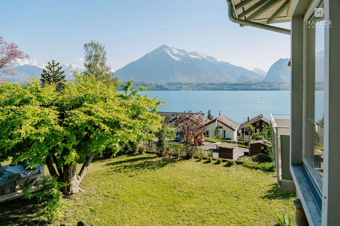 Maison bi-familiale avec vue panoramique sur le lac de Thun et la chaîne des Alpes - Photo 3 sur 10