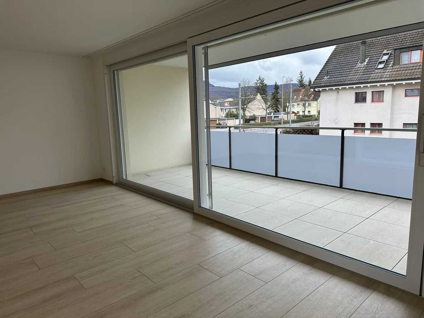 Appartamento moderno e attraente di 2,5 locali a Reinach - con balcone e torre di lavaggio privata - Foto 3 di 15