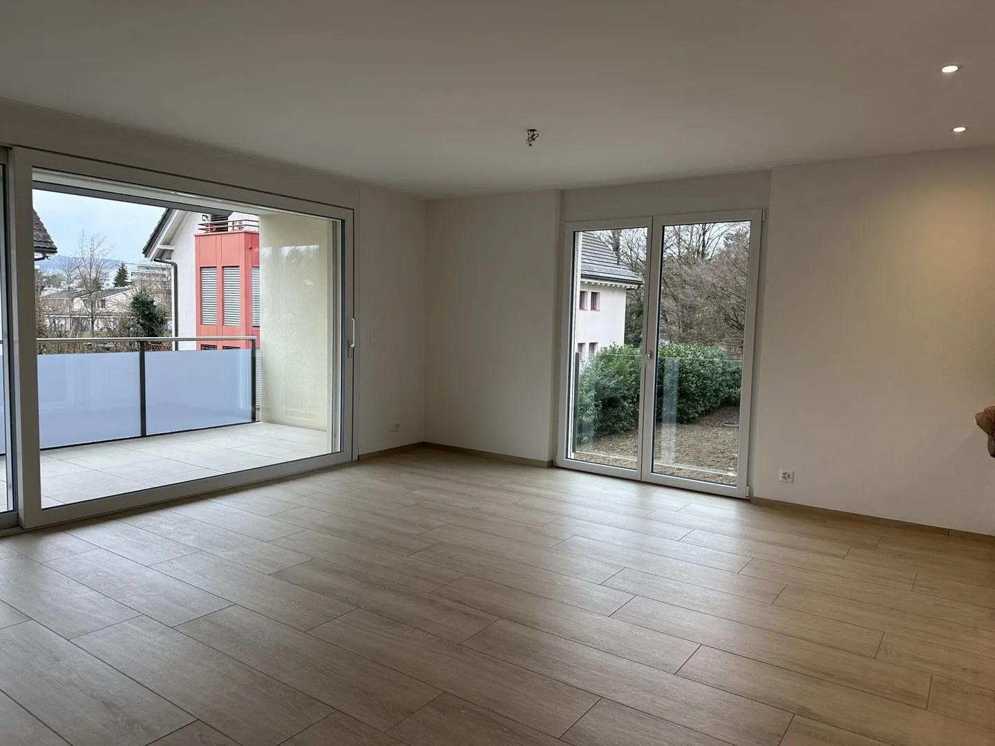 Appartamento moderno e attraente di 2,5 locali a Reinach - con balcone e torre di lavaggio privata - Foto 4 di 15