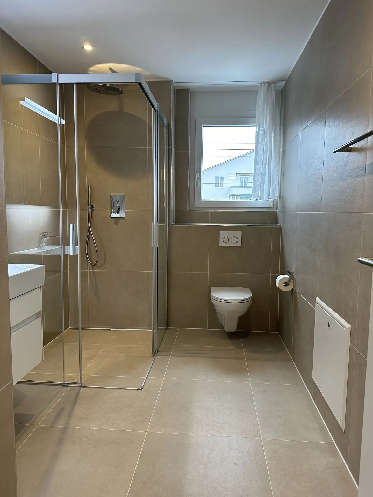 Appartamento moderno e attraente di 2,5 locali a Reinach - con balcone e torre di lavaggio privata - Foto 5 di 15