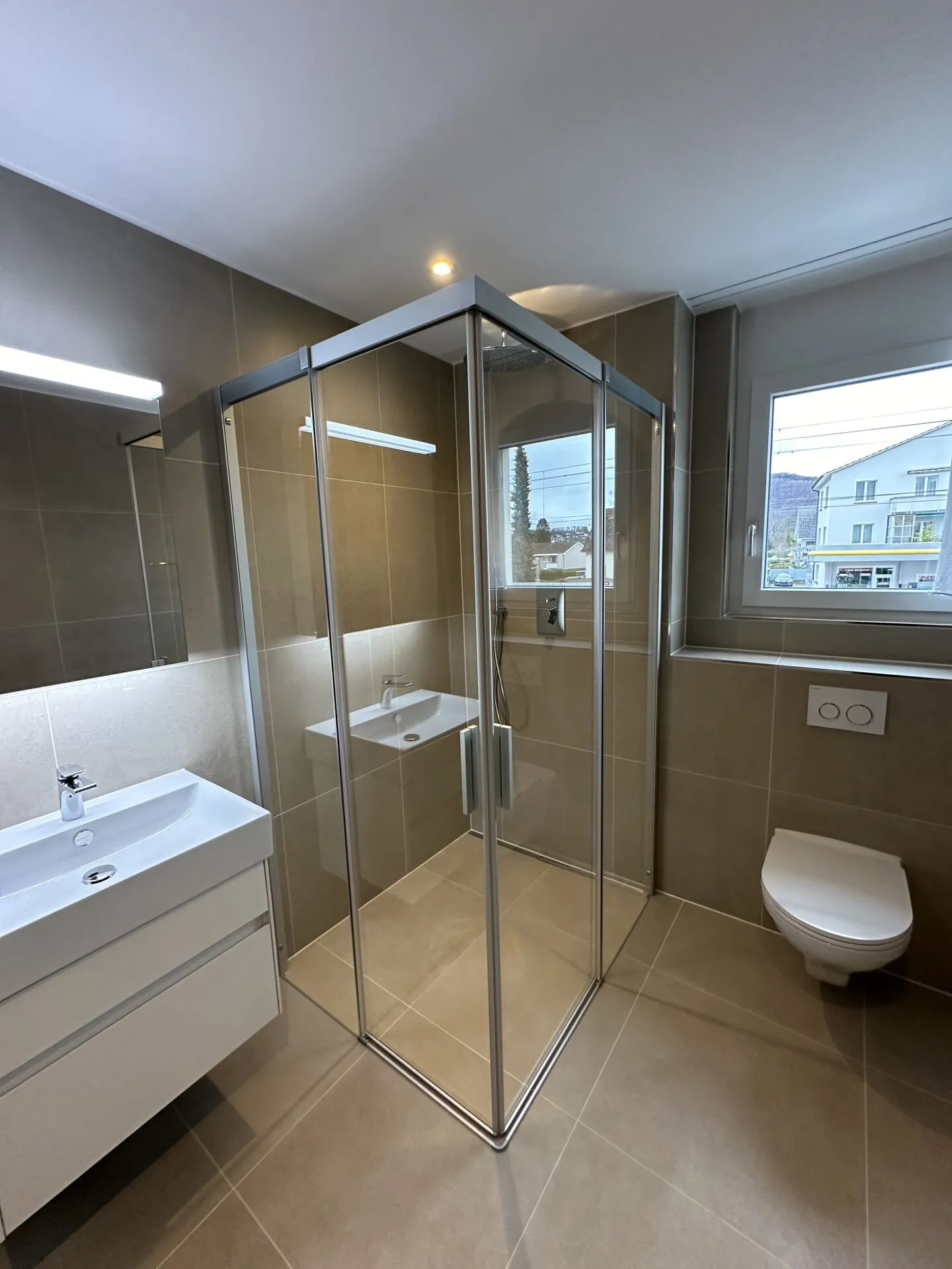 Appartamento moderno e attraente di 2,5 locali a Reinach - con balcone e torre di lavaggio privata - Foto 6 di 15