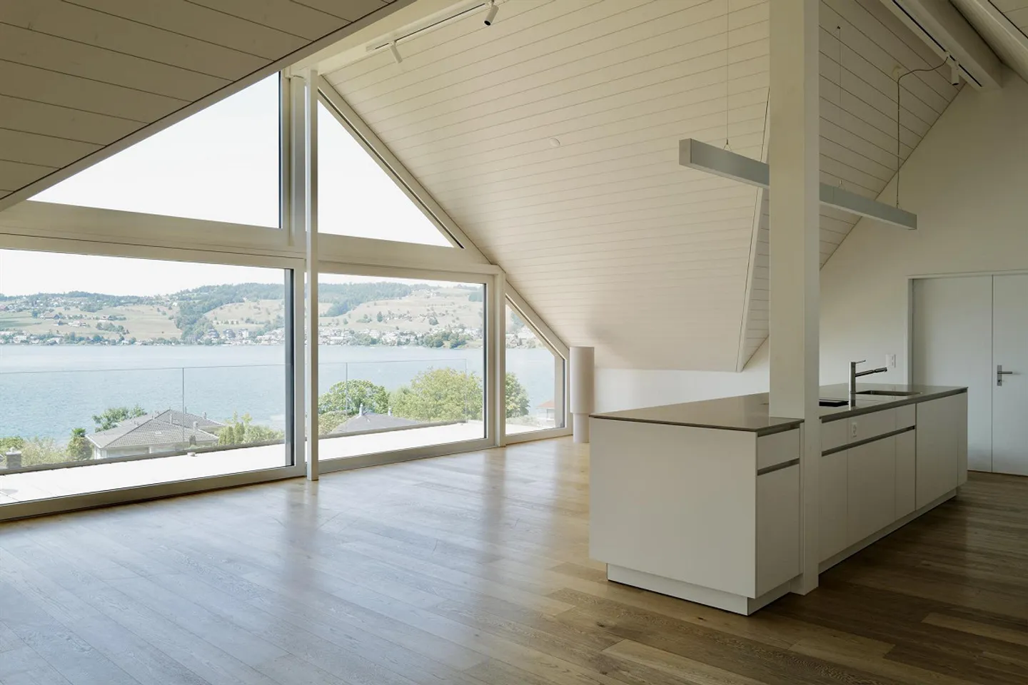 Geräumige Dachwohnung mit Seesicht - Foto 1 von 11