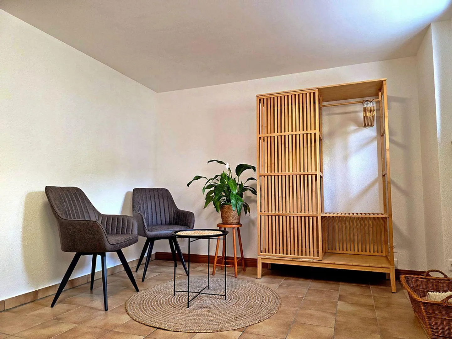 Appartement deux pièces rénové avec terrasse et entrée indépendante à Losone, idéal pour des séjours de courte à moyenne durée à Losone - Photo 2 sur 15