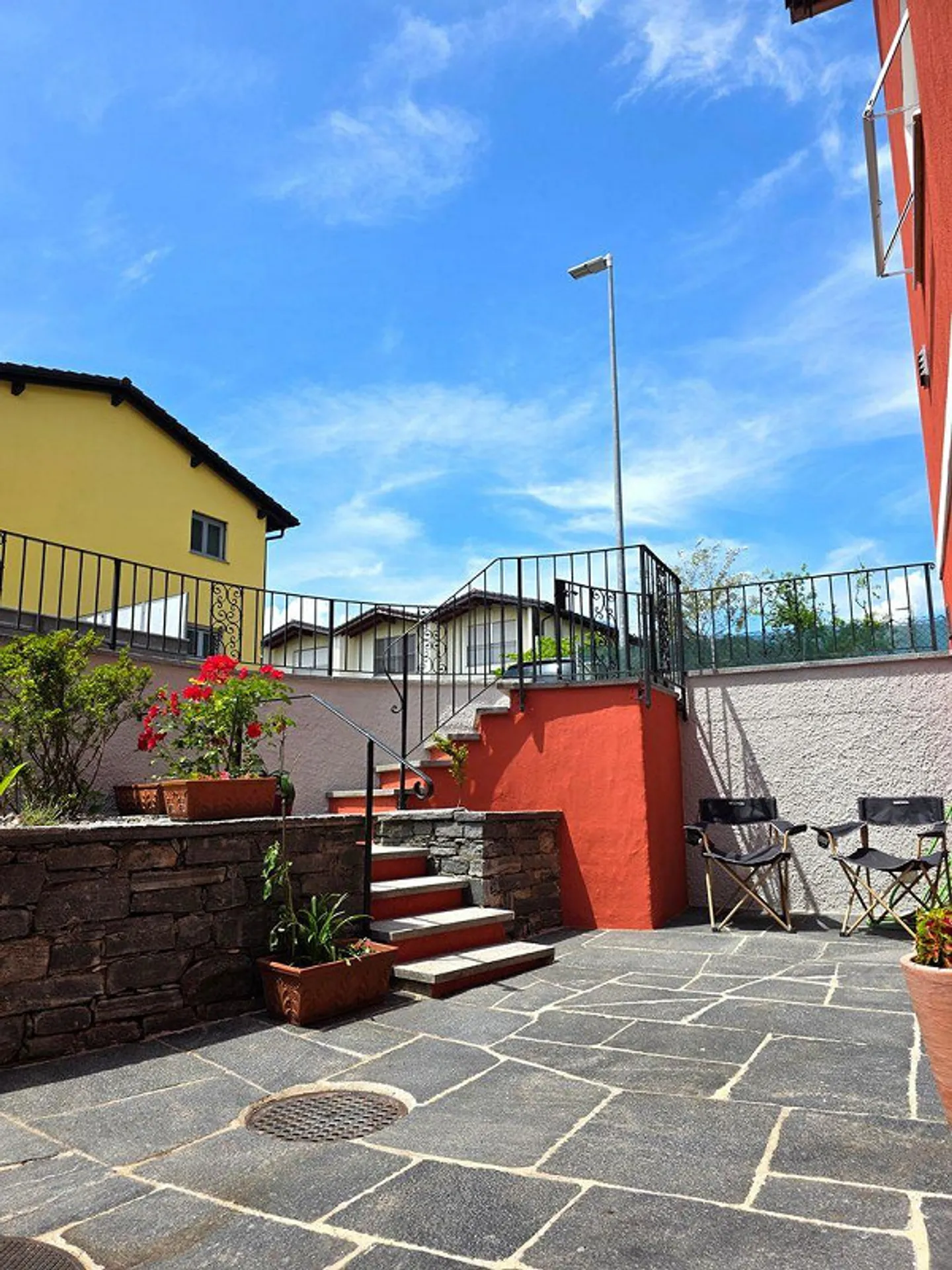 Appartement deux pièces rénové avec terrasse et entrée indépendante à Losone, idéal pour des séjours de courte à moyenne durée à Losone - Photo 3 sur 15