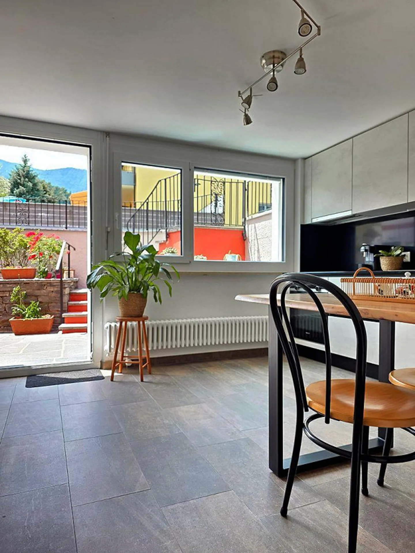 Appartement deux pièces rénové avec terrasse et entrée indépendante à Losone, idéal pour des séjours de courte à moyenne durée à Losone - Photo 4 sur 15