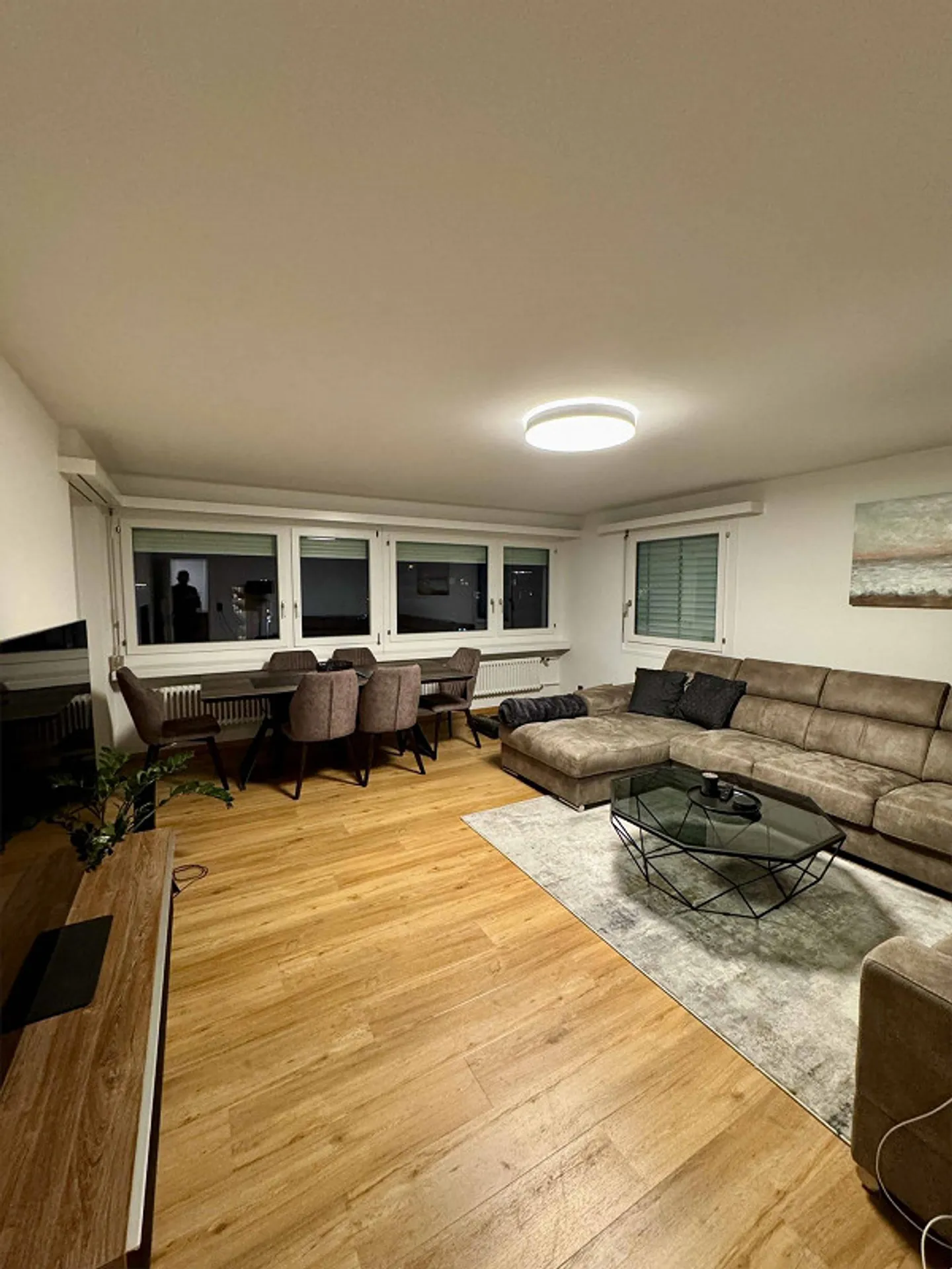 Modern 3.5-Room Apartment with Balcony and Lake Views in Pfäffikon SZ - Foto 1 von 11