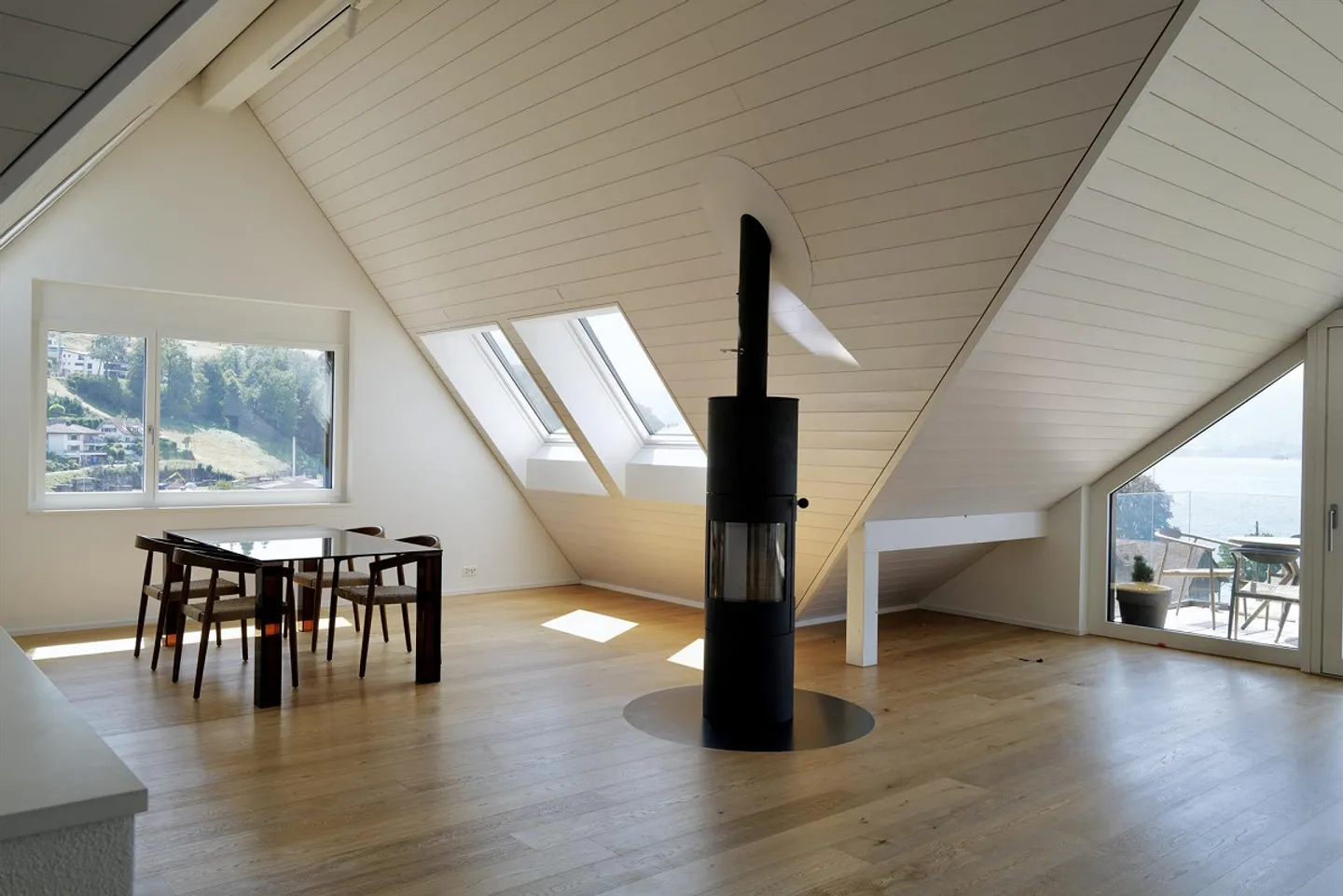 Geräumige Dachwohnung mit Seesicht - Foto 2 von 11