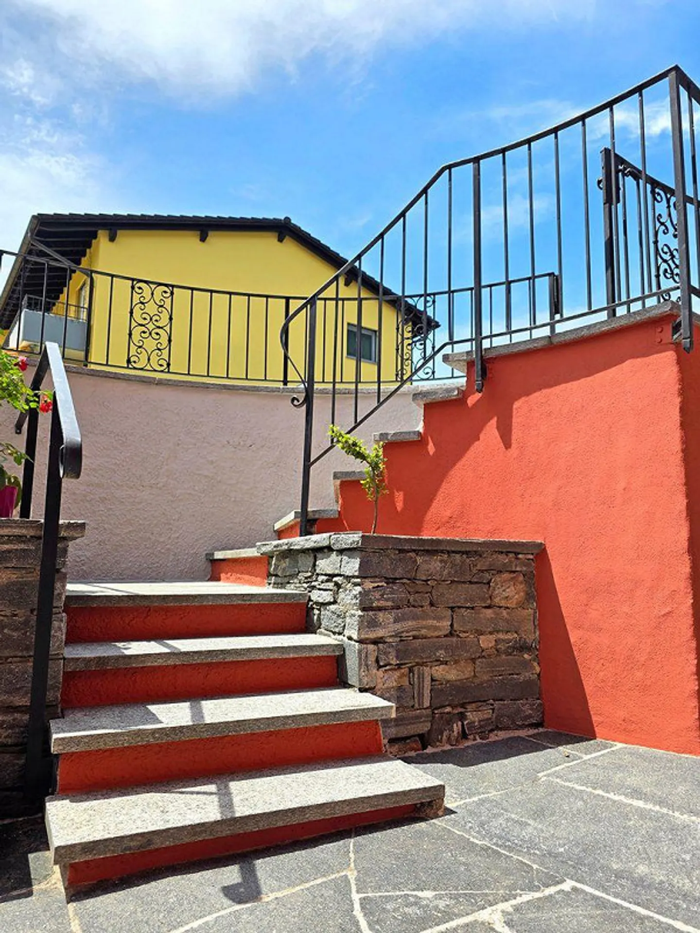 Appartement deux pièces rénové avec terrasse et entrée indépendante à Losone, idéal pour des séjours de courte à moyenne durée à Losone - Photo 8 sur 15