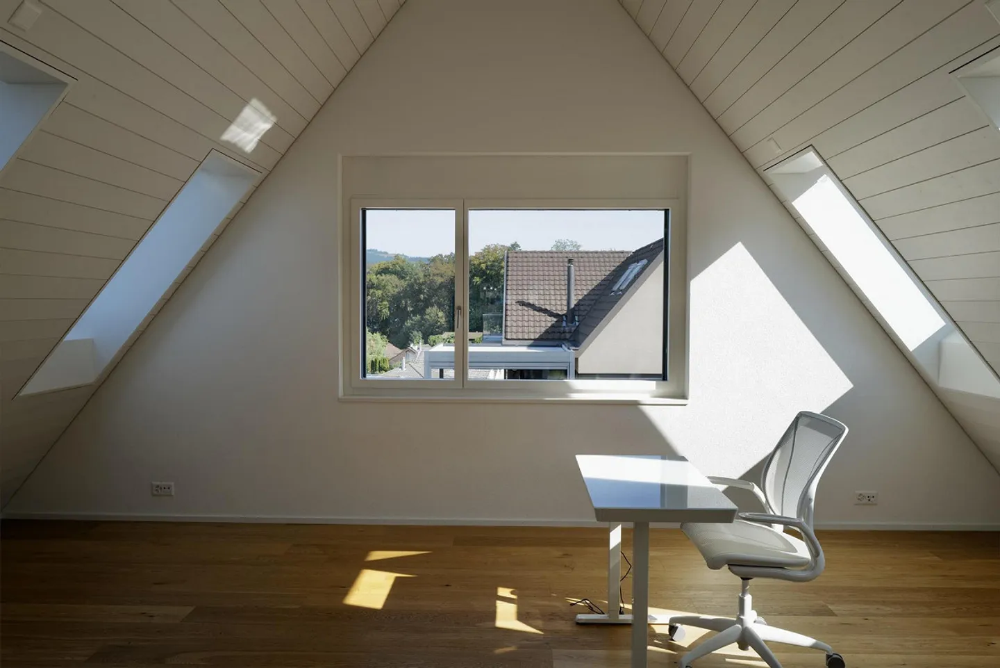 Geräumige Dachwohnung mit Seesicht - Foto 7 von 11