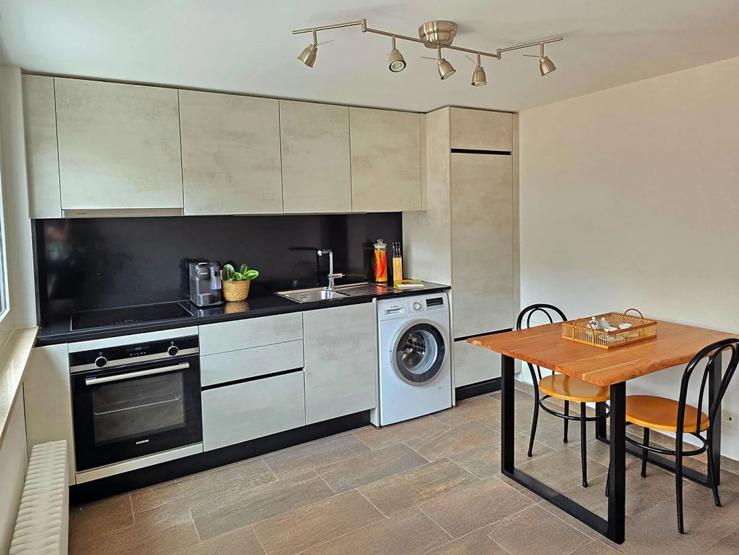 Appartement deux pièces rénové avec terrasse et entrée indépendante à Losone, idéal pour des séjours de courte à moyenne durée à Losone - Photo 6 sur 15