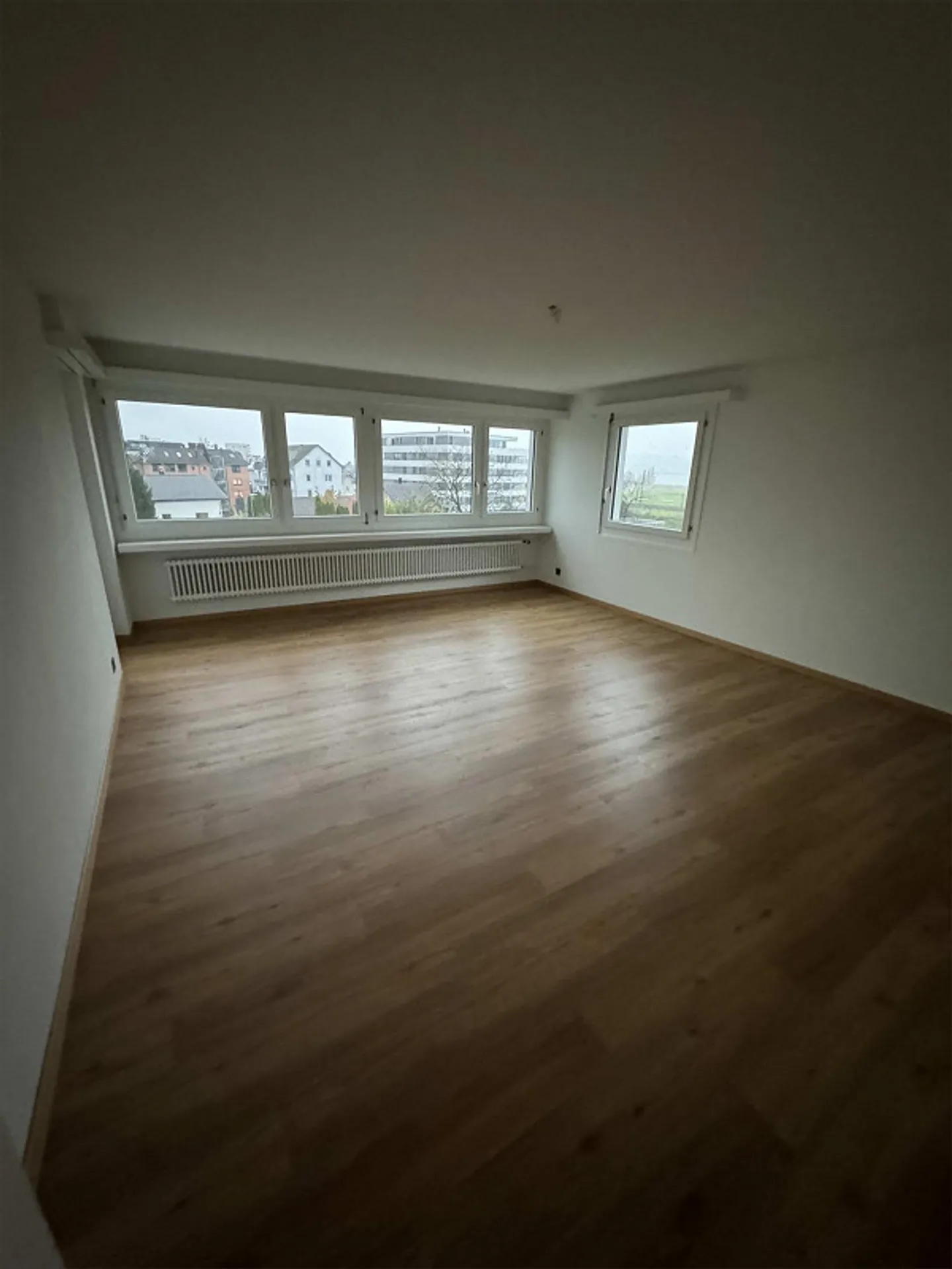 Modern 3.5-Room Apartment with Balcony and Lake Views in Pfäffikon SZ - Foto 2 von 11