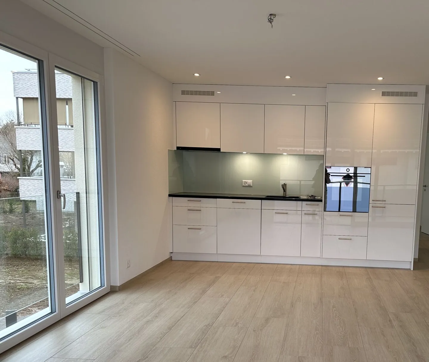 Appartamento moderno e attraente di 2,5 locali a Reinach - con balcone e torre di lavaggio privata - Foto 7 di 15