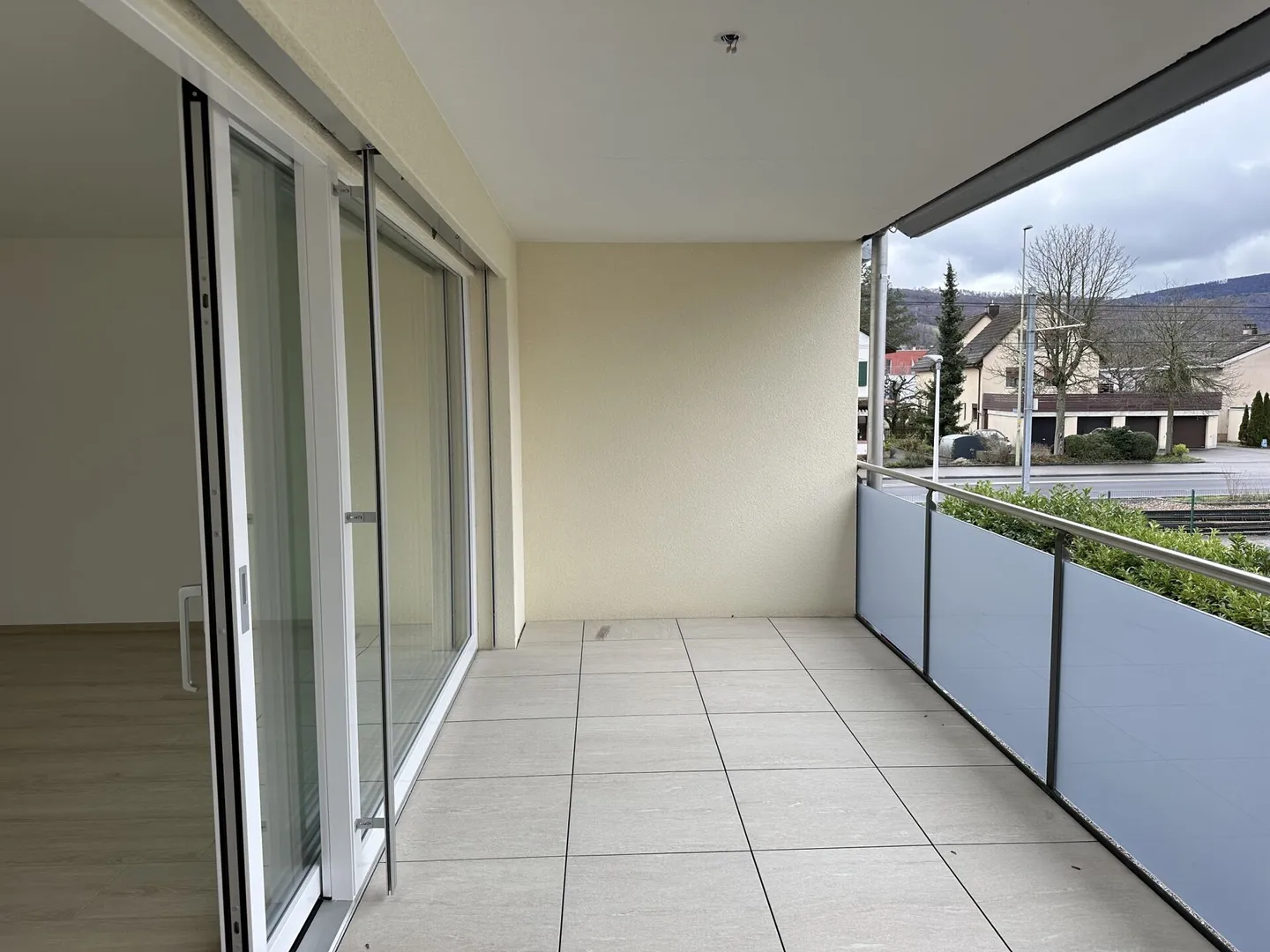 Appartamento moderno e attraente di 2,5 locali a Reinach - con balcone e torre di lavaggio privata - Foto 8 di 15