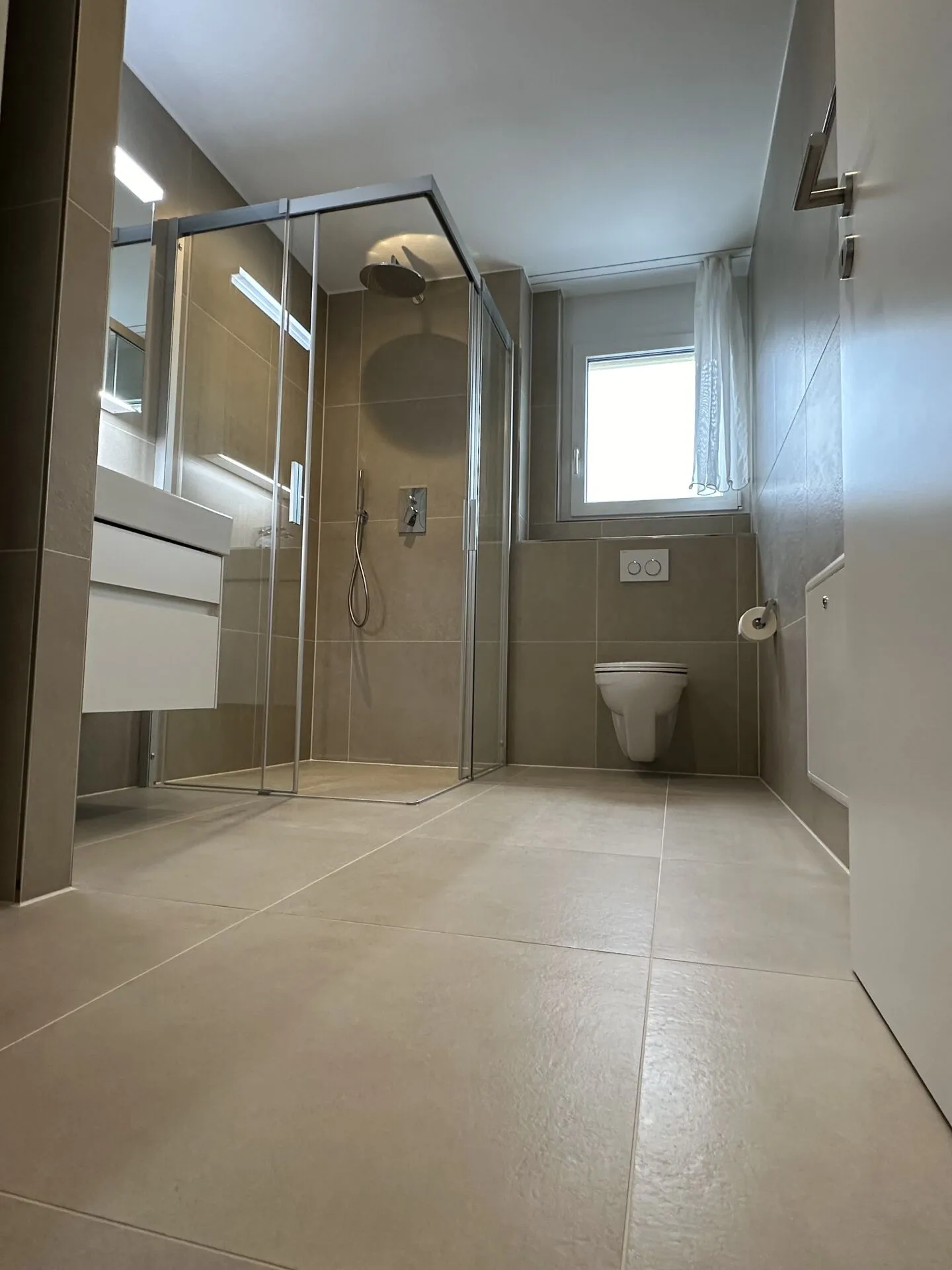 Appartamento moderno e attraente di 2,5 locali a Reinach - con balcone e torre di lavaggio privata - Foto 10 di 15