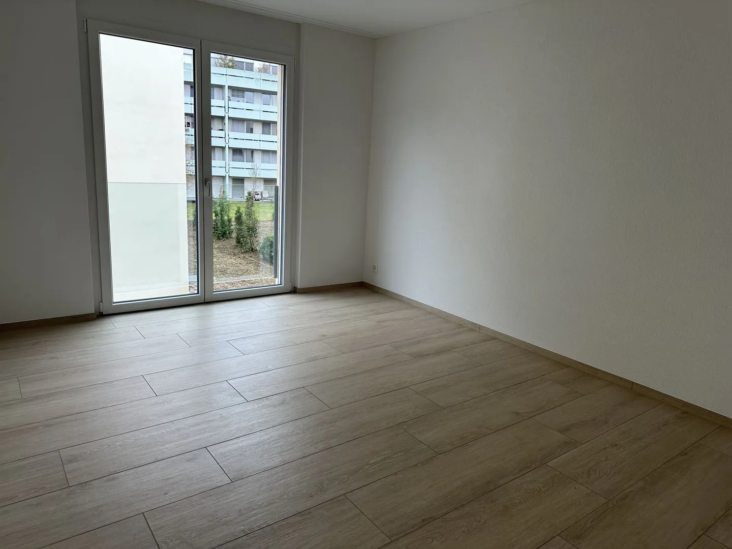 Appartamento moderno e attraente di 2,5 locali a Reinach - con balcone e torre di lavaggio privata - Foto 9 di 15