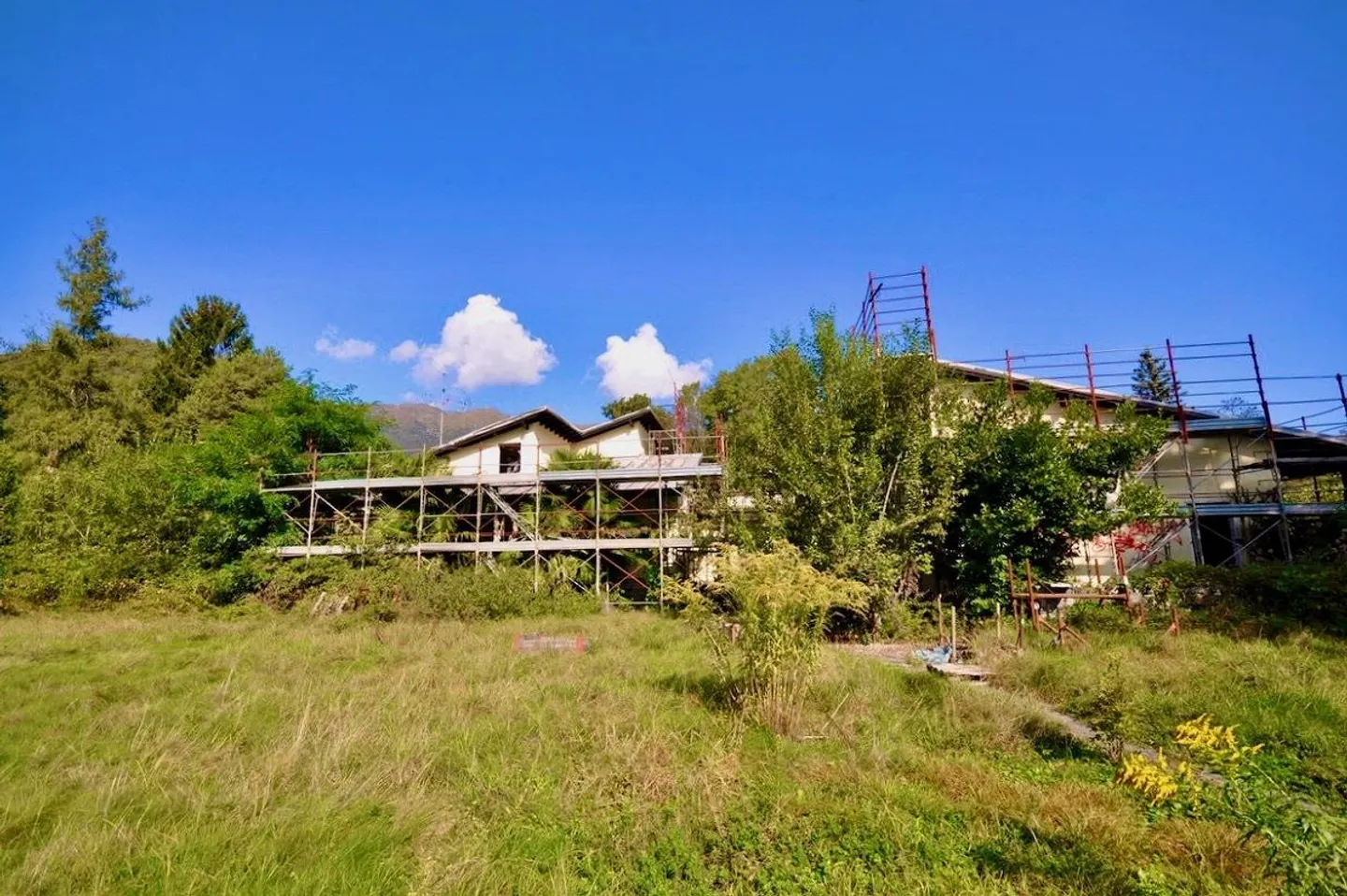 Villa zur Renovierung umgeben von einem großen Park mit viel Privatsphäre - Foto 1 von 24