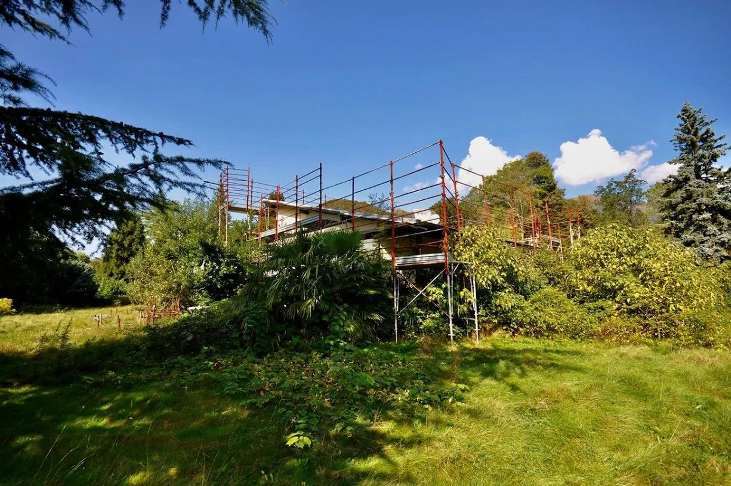 Villa zur Renovierung umgeben von einem großen Park mit viel Privatsphäre - Foto 4 von 24
