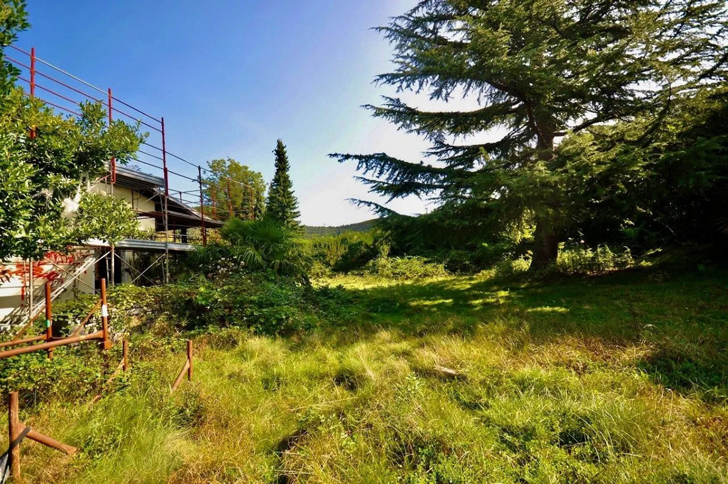Villa zur Renovierung umgeben von einem großen Park mit viel Privatsphäre - Foto 7 von 24