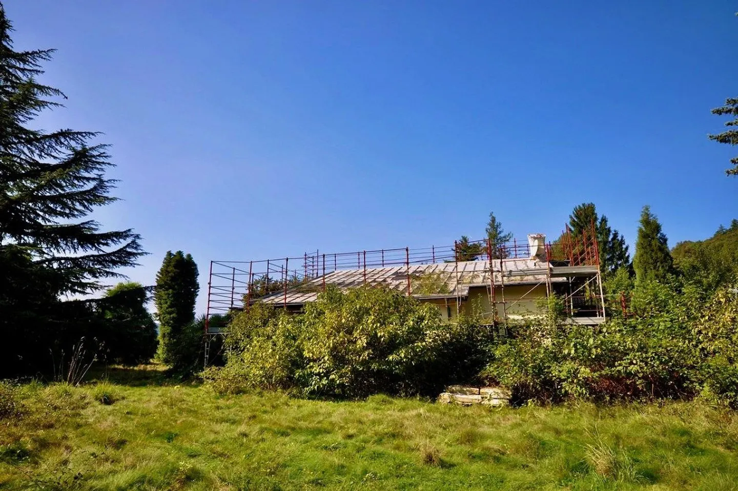 Villa zur Renovierung umgeben von einem großen Park mit viel Privatsphäre - Foto 8 von 24