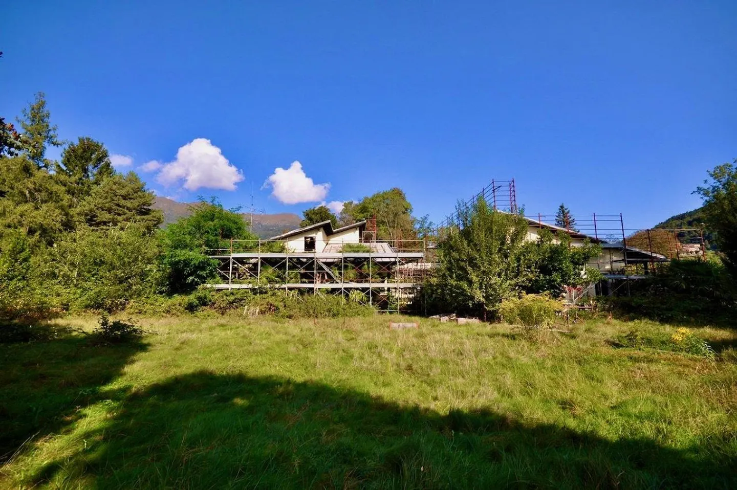 Villa zur Renovierung umgeben von einem großen Park mit viel Privatsphäre - Foto 2 von 24