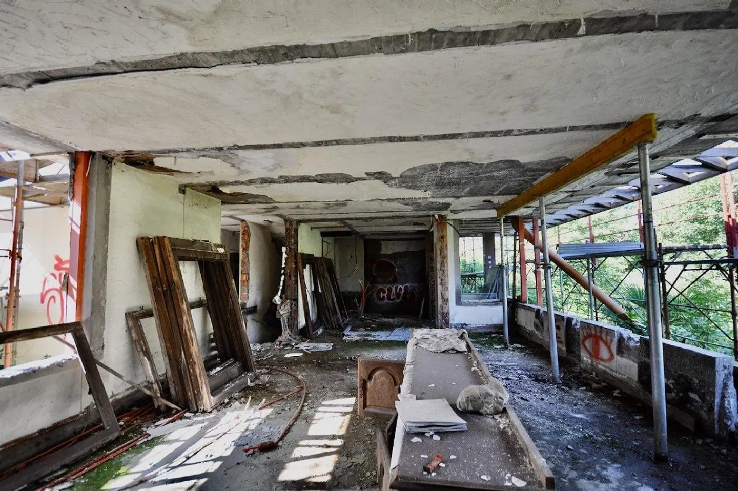 Villa zur Renovierung umgeben von einem großen Park mit viel Privatsphäre - Foto 17 von 24