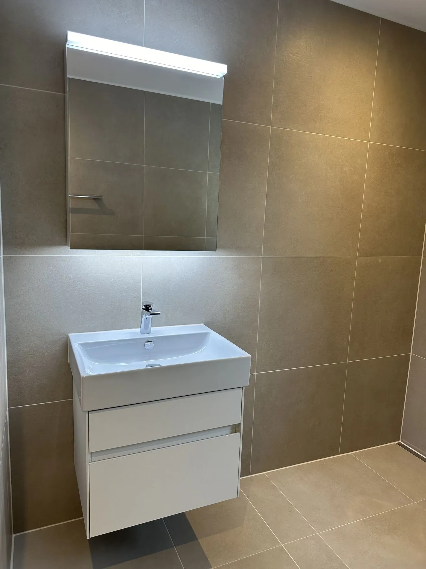 Appartamento moderno e attraente di 2,5 locali a Reinach - con balcone e torre di lavaggio privata - Foto 11 di 15