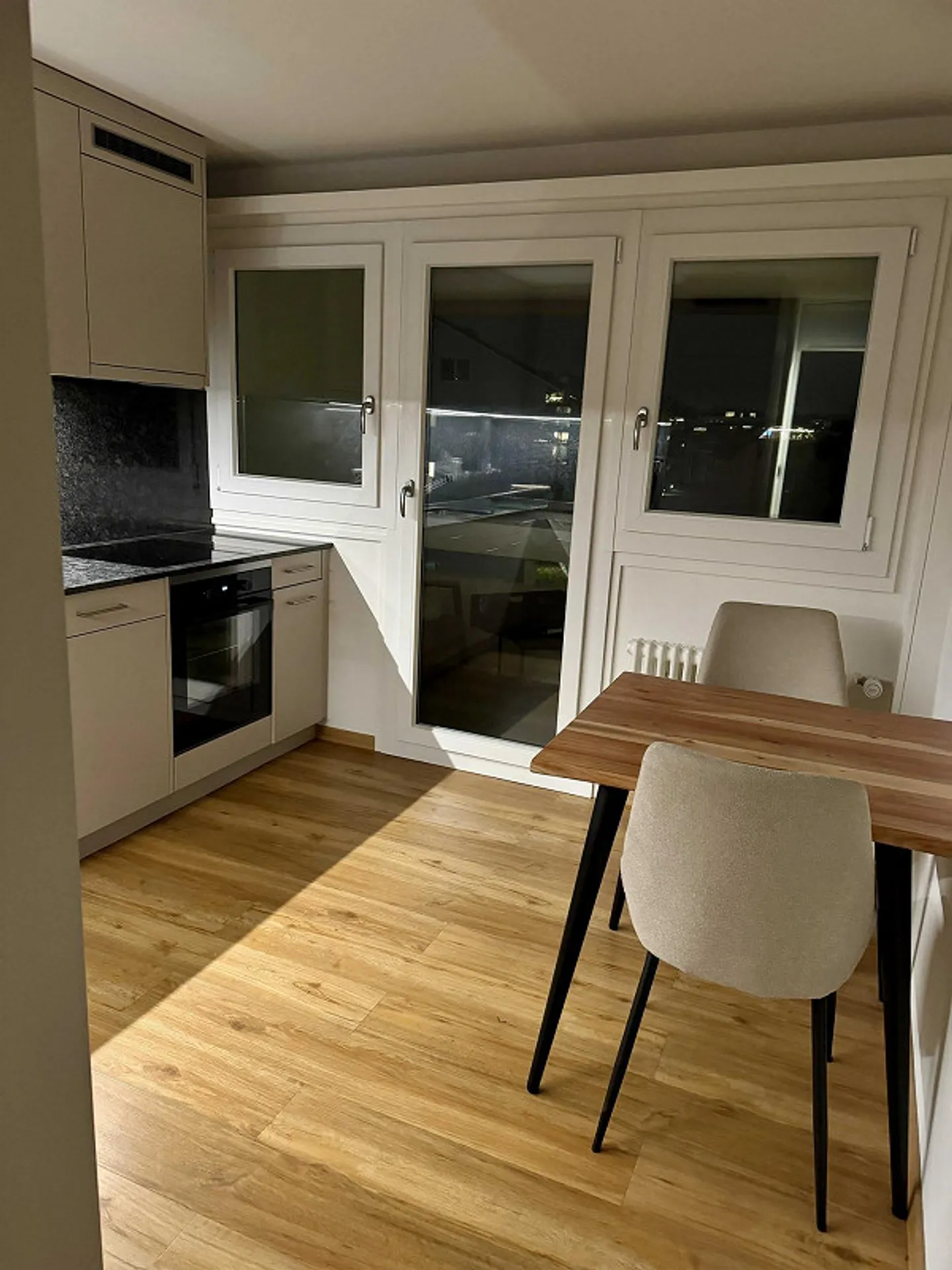Modern 3.5-Room Apartment with Balcony and Lake Views in Pfäffikon SZ - Foto 4 von 11