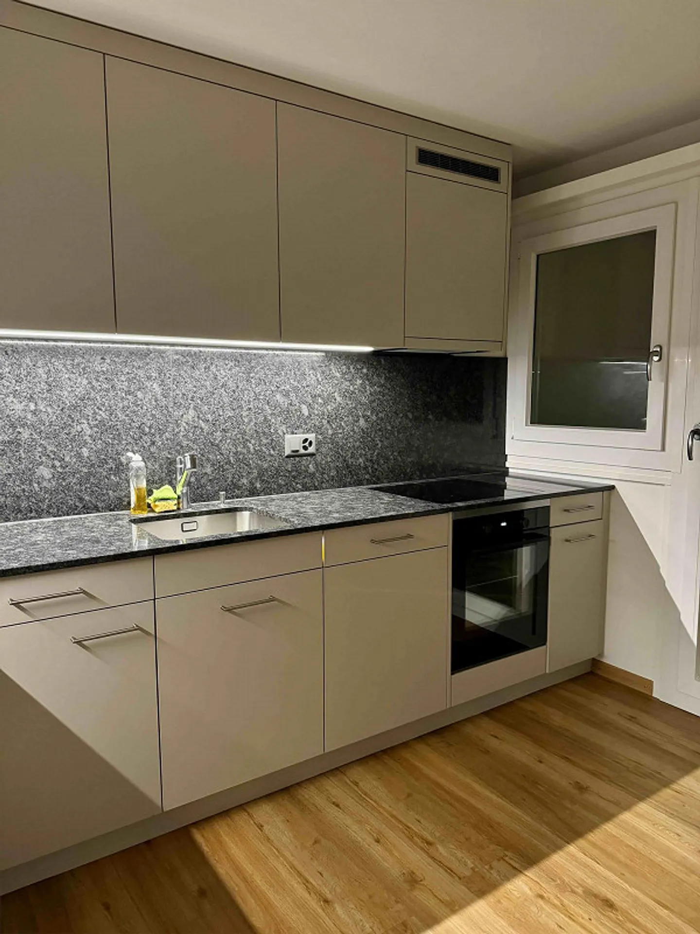 Modern 3.5-Room Apartment with Balcony and Lake Views in Pfäffikon SZ - Foto 3 von 11