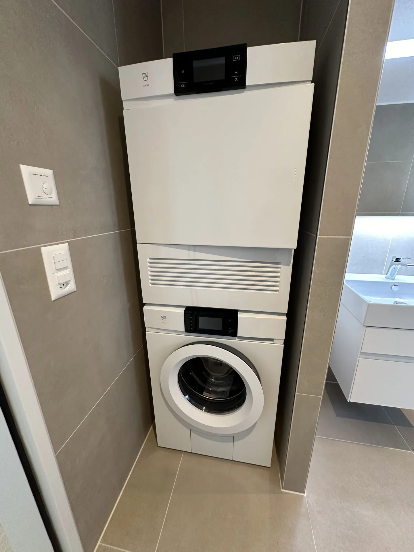 Appartamento moderno e attraente di 2,5 locali a Reinach - con balcone e torre di lavaggio privata - Foto 12 di 15