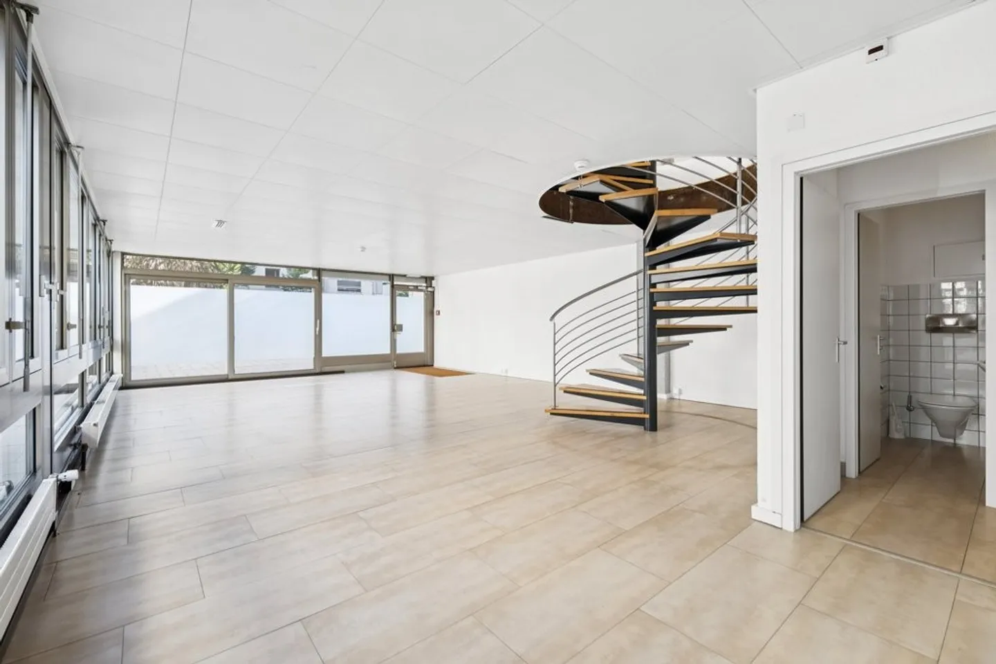 Opportunità unica! Ufficio di 260m2 in affitto - Foto 2 di 11