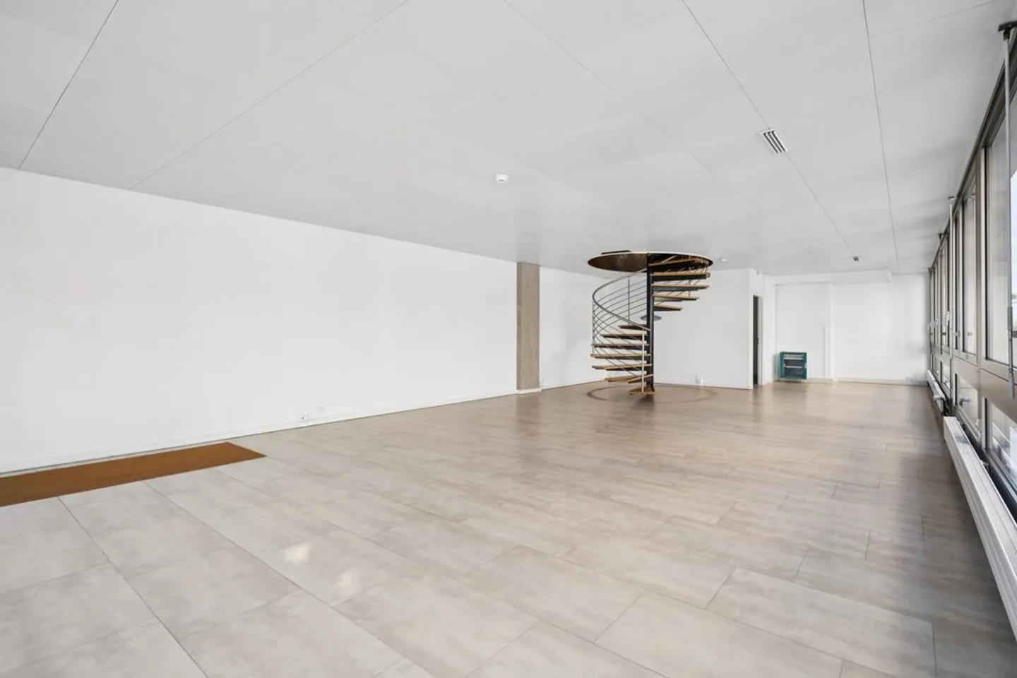 Opportunità unica! Ufficio di 260m2 in affitto - Foto 3 di 11