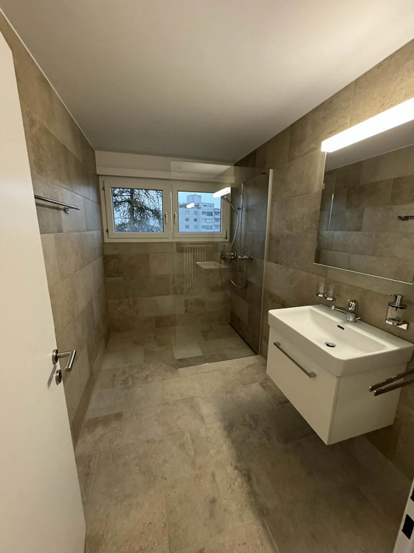 Modern 3.5-Room Apartment with Balcony and Lake Views in Pfäffikon SZ - Foto 5 von 11