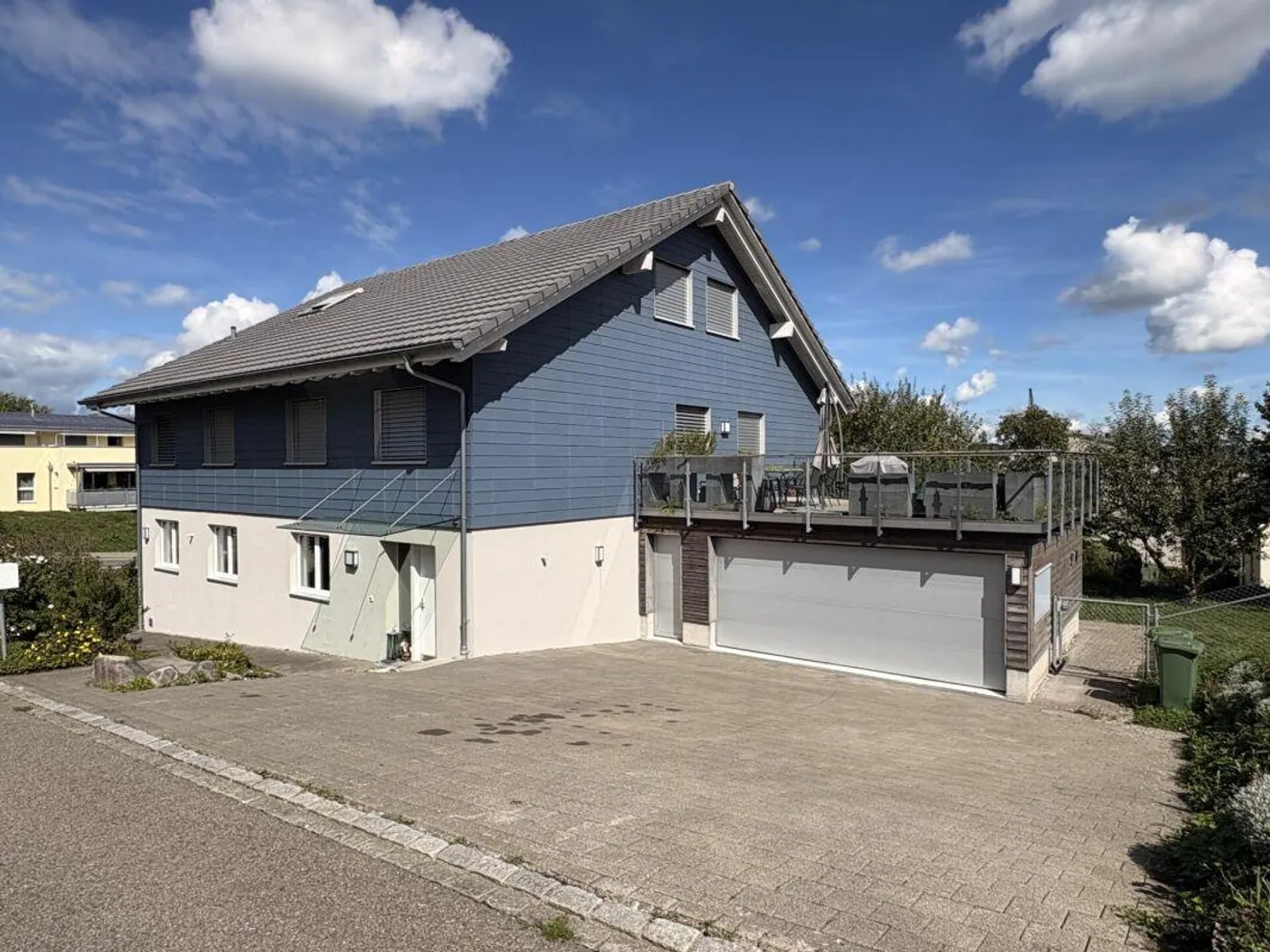 Spacious residential and commercial property with workshop, gallery and parking spaces - Photo 1 of 16